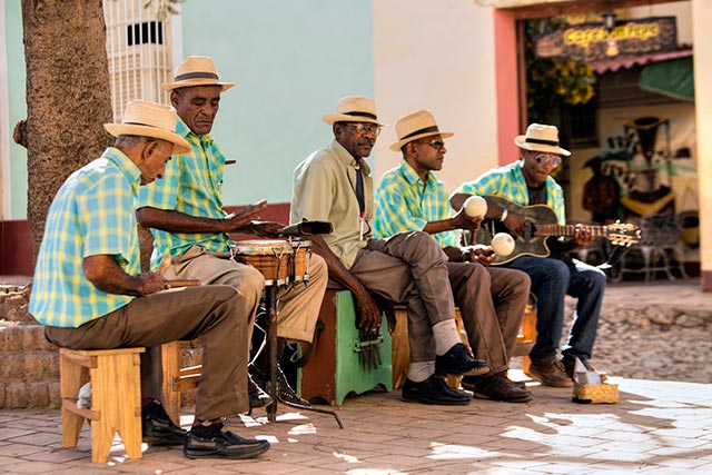 cubanos-viajar-a-cuba