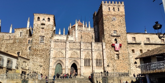 Fachada_del_Real_Monasterio_de_Ntra._Sra._de_Guadalupe,_Cáceres-2